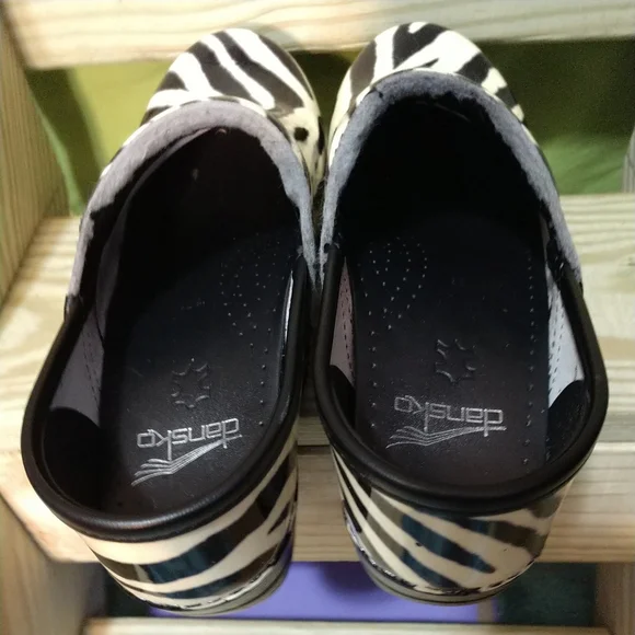 SOLD🦓🦓•Dansko🦓 Women's Clogs Size 37 Designer Zebra Stripes🦓 Patent Leather. - Picture 10 of 12